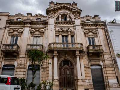 Esitiamo per un attimo nel varcare l'arco perch� a pochi passi pi� avanti, in corso Umberto I, si affaccia l'affascinante palazzo Angiuli